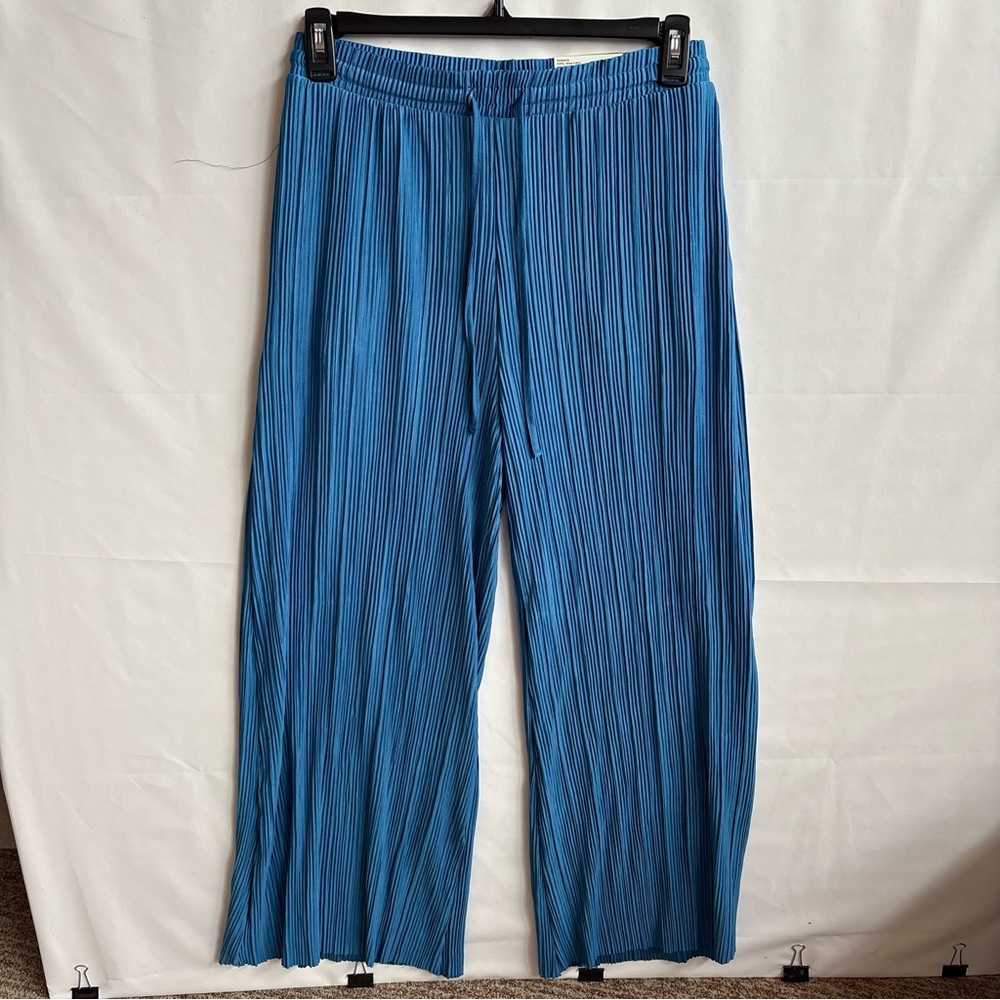 Serra Women’s  Vibrant Blue Pleated Pants. Size Medium. INV25/377